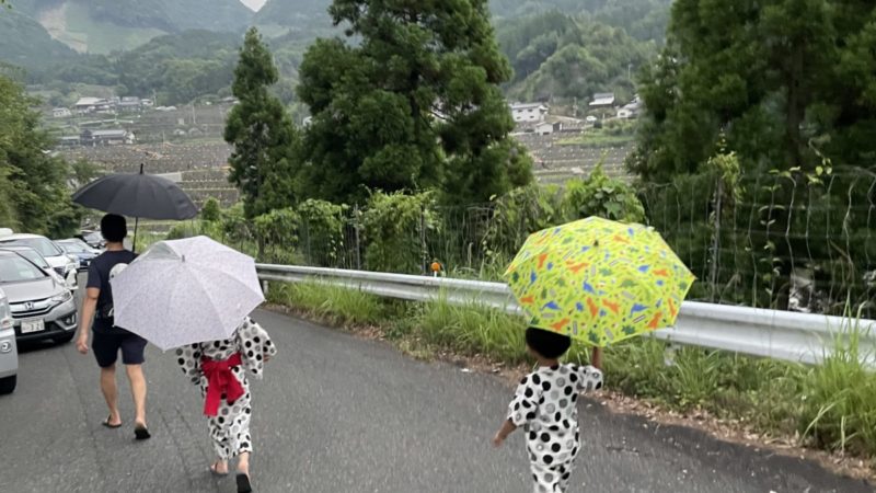 浴衣を着てお祭り会場へ向かう