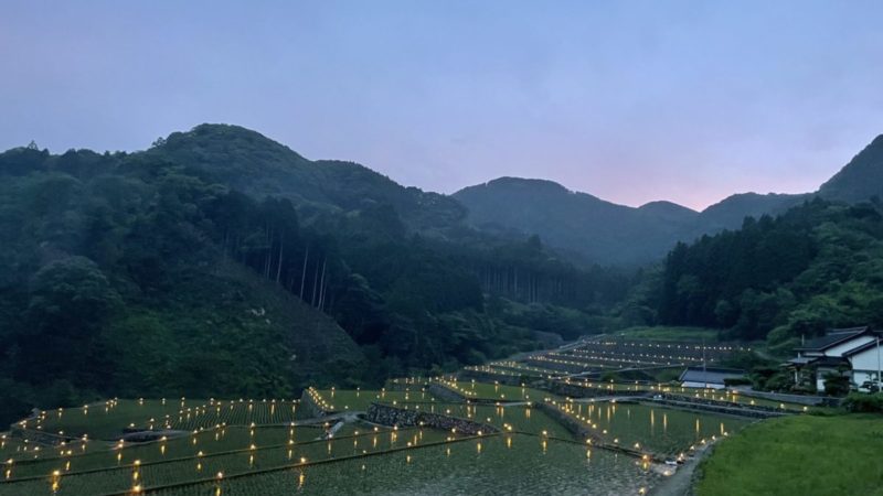 夕闇に映える棚田の火